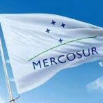 Una localidad de Argentina  es la primera ciudad del Mercosur  en decretar el uso obligatorio  de la bandera del bloque